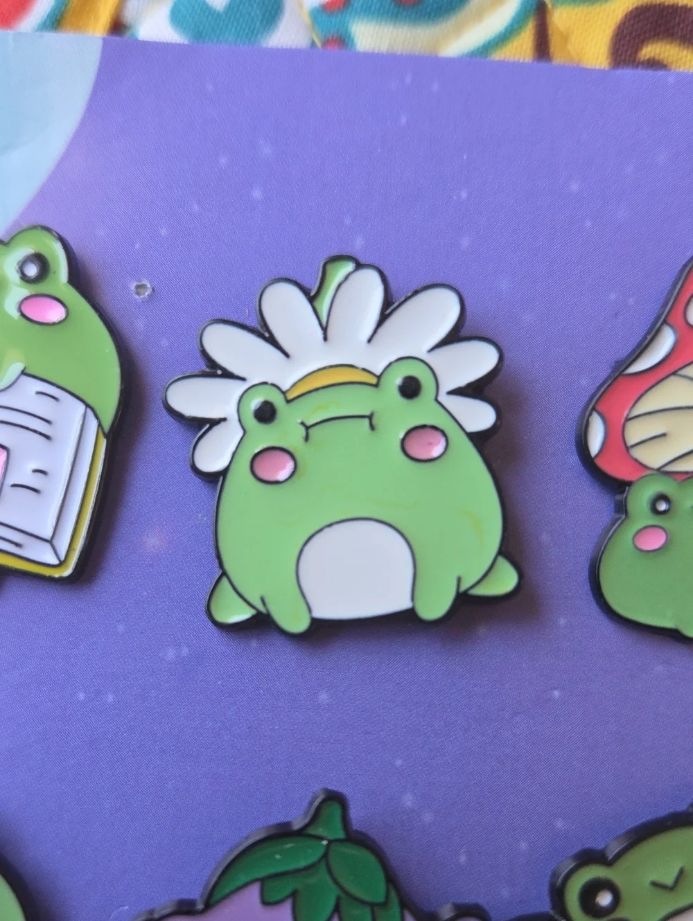 Green Frog Daisy Enamel Pin - Cute Small Pets Accessory